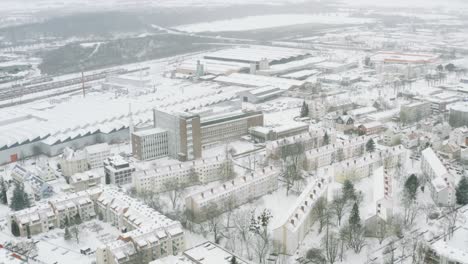 Vistas-Aéreas-De-Drones-De-La-Ciudad-Estudiantil-De-Göttingen-Durante-El-Invierno-De-2021-En-Fuertes-Nevadas