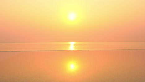 Increíble-Sol-Dorado-Brillante-Que-Se-Refleja-Sobre-El-Mar-Y-La-Piscina-Infinita