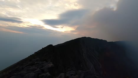 Sonnenaufgang-Am-Morgen-Mit-Wolken-Und-Rauch-Im-Zeitraffer-Der-Bergspitze