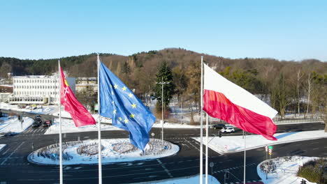 Polnische,-Danzig-Und-Europäische-Unionsfahnen-Wehen-Im-Wind-Mit-Dem-Kreisverkehr-Im-Hintergrund