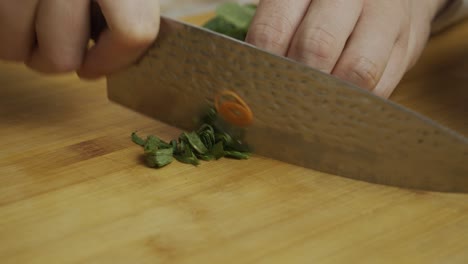 Koch-Schneidet-Minzblätter-Mit-Küchenmesser-Auf-Holzbrett