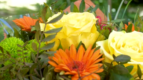 Schöner-Strauß-Aus-Rosen-Und-Anderen-Blumen