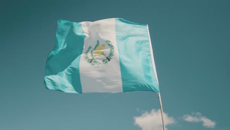 Primer-Plano-De-La-Hermosa-Bandera-De-Guatemala-Ondeando-Lentamente
