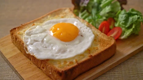 Hausgemachtes-Brot-Getoastet-Mit-Käse-Und-Spiegelei-Obendrauf-Mit-Gemüsesalat-Zum-Frühstück