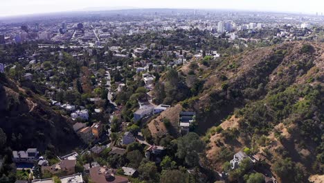 Aerial-panning-shot-above-the-Hollywood-Hills