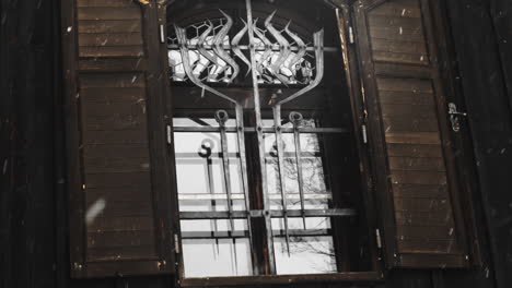 Dramatischer-Schneefall-Vor-Den-Ironischen-Eisenfenstern-Der-Johannes-Baptistenkirche-In-Cesky-Jiretin