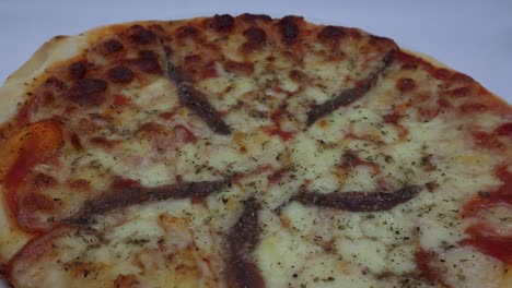 Traditionelle-Neapolitanische-Pizza-Auf-Rotierendem-Display