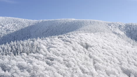 Aufsteigende-Luftaufnahme-Von-Schneebedeckten-Alpenbergen,-Atemberaubendes-Winterziel