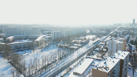 Szene-In-Der-Stadt-Danzig-Im-Winter-Mit-Verschneiten-Straßen,-Feldern-Und-Gebäuden-Tagsüber-In-Polen