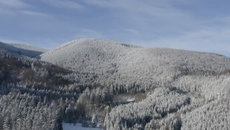 Aufsteigende-Luftaufnahme-Einer-Malerischen-Winterlandschaft,-Berge-Und-Wälder,-Die-Mit-Weißem-Schnee-Bedeckt-Sind