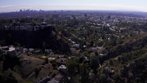 Breite-Absteigende-Luftaufnahme-über-Den-Hollywood-Hills