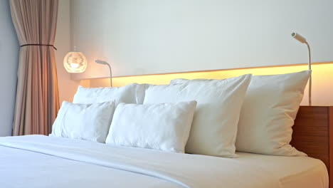 Konfektioniertes-Hotelzimmer-Mit-Kingsize-Bett-Und-Vielen-Kissen-In-Einem-Luxushotelresort