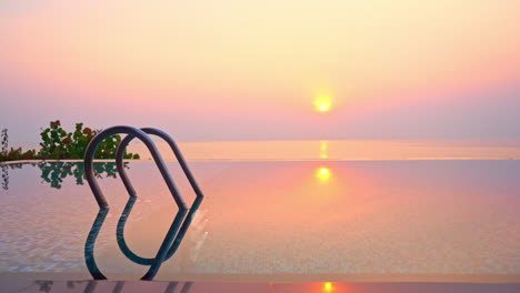 Wunderschöner-Rosa-Sonnenuntergang-Am-Meer,-Der-Sich-Im-Wasser-Des-Swimmingpools-Widerspiegelt