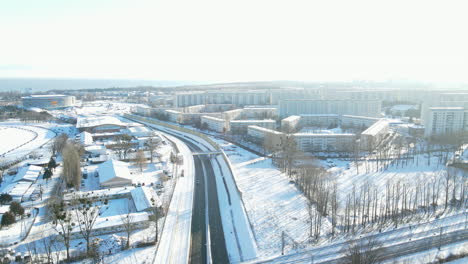Vista-Aérea-Del-Paisaje-Urbano-De-Gdansk-Cubierto-De-Nieve-Durante-El-Día-Soleado