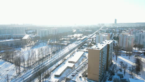 Altos-Edificios-Marrones,-Pisos-Y-Apartamentos-Cubiertos-De-Nieve-Blanca-En-Un-Día-Soleado-En-La-Ciudad-De-Gdansk,-Polonia