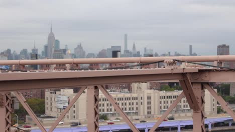 Brooklyn-Bridge-Balken-Zeitraffer-Mit-Skyline-Von-Manhattan-Im-Hintergrund