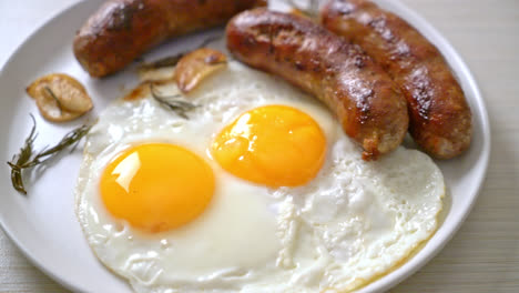 Huevo-Frito-Doble-Casero-Con-Salchicha-De-Cerdo-Frita---Para-El-Desayuno