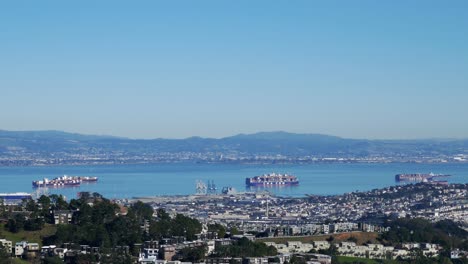 San-Francisco-schiffe-Mit-Frachtcontainern,-Die-Zum-Pier-hafen-Mit-Bergen-Im-Hintergrund-Abreisen