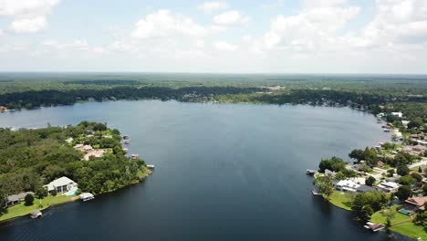 Zona-Residencial-Y-Lago-Rodeado-De-Naturaleza-Cerca-De-Orlando,-Florida