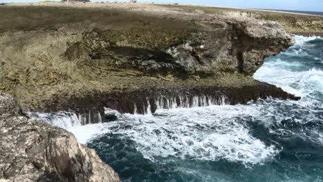 Wellen,-Die-Auf-Felsen-In-Ein-Kleines-Blasenloch-Brechen,-Karibik,-Bonaire