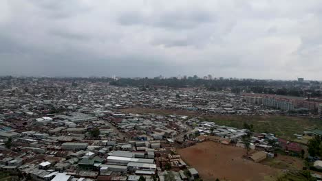 Arme-Familie,-Die-In-Den-Slums-Von-Nairobi,-Kenia-Lebt,-Arme-Blechhäuser-In-Den-Slums-Von-Nairobi,-Kenia,-Grüne-Landwirtschaft-In-Den-Slums-Von-Nairobi,-Kenia