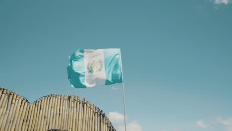 Bandera-De-Guatemala-Ondeando-En-Cámara-Lenta,-Fondo-De-Cielo-Azul,-240fps
