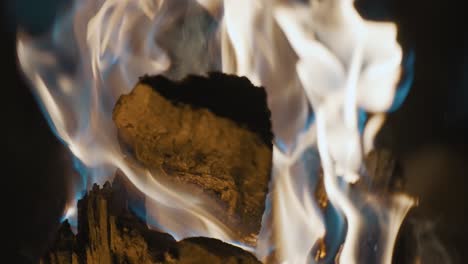 Nahaufnahme-Des-Mit-Flammen-Brennenden-Baumstamms-In-Zeitlupe-Während-Eines-Lagerfeuers