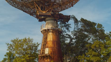 Aufsteigender-Blick-Auf-Eine-Radarortungsstation-Auf-Der-Karibischen-Insel-Trinidad