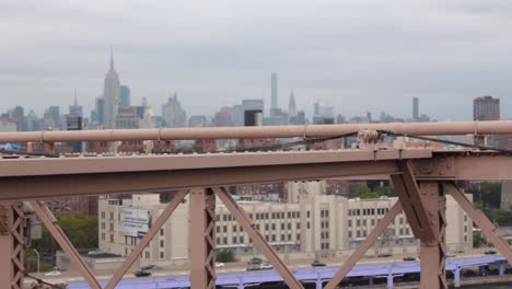 Brooklyn-Brückenbalken-Mit-Manhattan-Skylinen-Im-Hintergrund
