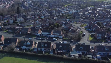 Typisches-Vorstädtisches-Dorf-Wohngebiet-Yorkshire-Nachbarschaft-Eigentum-Dächer-Luftaufnahme-Dolly-Rechts
