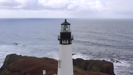 Yaquina-Lighthouse-and-seascape,-Newport-in-Oregon