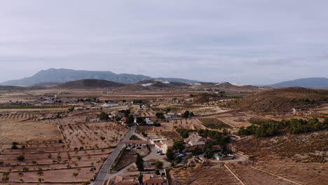 Hermosa-Vista-De-Drones-De-Un-Pequeño-Pueblo-A-Las-Afueras-De-Murica,-España