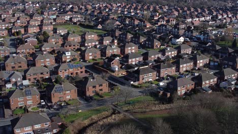 Typisches-Vorstädtisches-Dorf-Wohn-London-Nachbarschaft-Eigentum-Dächer-Luftaufnahme-Dolly-Links
