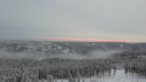 Ländliche-Winterlandschaft-Mit-Nebligem-Tal,-Sonnenuntergang-Im-Hintergrund