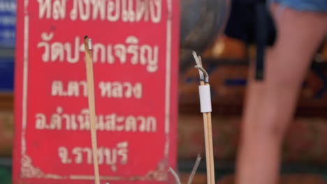 Asche,-Die-Von-Einem-Verbrannten-Räucherstäbchen-In-Bangkok,-Thailand,-Fällt