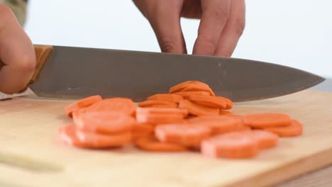 Close-up-of-Woman's-hand-cutting-a-carrot