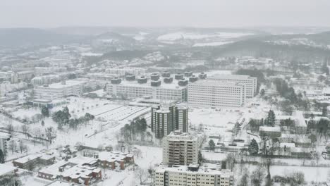 Vistas-Aéreas-De-Drones-De-La-Ciudad-Estudiantil-De-Göttingen-Durante-El-Invierno-De-2021-En-Fuertes-Nevadas