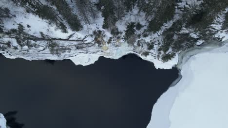 Aufnahmen-Vom-Landeplatz-Eines-Gefrorenen-Wasserfalls-In-Südnorwegen