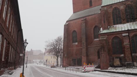 Shot-of-a-blizzard-in-Lüneburg,-northern-germany