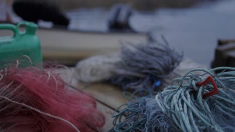 Fischernetze-Und-Seile-Auf-Dem-Holzbrett-Neben-Dem-See-In-Norwegen