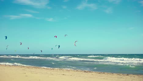 Windiger-Tag-Am-Strand-Mit-Mehreren-Kitesurfern-Im-Hintergrund