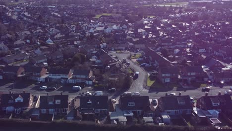 Typisches-Vorstädtisches-Dorf-Wohn-Birmingham-Nachbarschaft-Eigentum-Dächer-Luftaufnahme-Links-Dolly