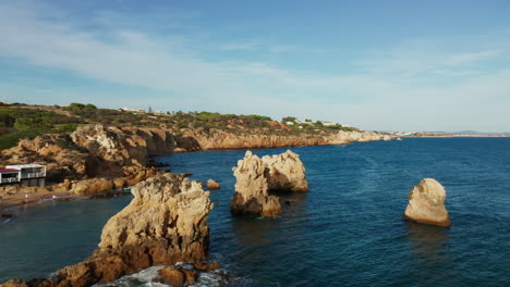 Luftaufnahme-Herausragender-Felsen-An-Der-Küste-Und-Am-Privatstrand-Während-Des-Sonnigen-Tages-An-Der-Algarve,-Portugal