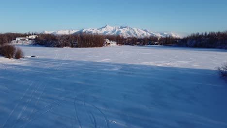 Toma-Aérea-De-Pesca-En-Hielo,-Lago-De-Dedos,-Palmer,-Alaska,-Febrero-De-2021