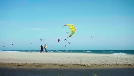 Kitesurf-Segel,-Das-In-Zeitlupe-Auf-Dem-Wind-Fliegt