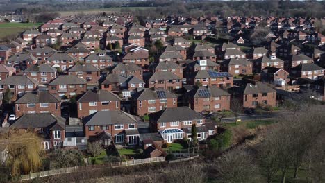 Luftaufnahme-über-Typische-Britische-Nachbarschaft-Häuser-Landschaft-Drohne-Immobilien-Gemeinschaft-Langsam-Schwenk-Rechts