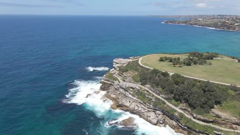 Waves-Hitting-Rocky-Cliffs-With-Coastal-Walk-At-Mackenzies-Point-Peninsula---Tamarama-In-NSW,-Australia