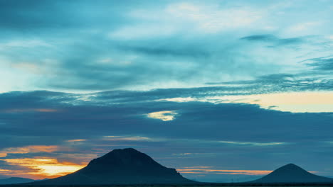Eine-Lebendige-Wolkenlandschaft-Bei-Sonnenaufgang-über-Den-Bergen-Der-Mojavewüste---Bunter-Schwenk-Im-Zeitraffer