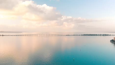 Sonnenaufgang-An-Der-Rickenbacker-Causeway-Bridge,-Die-Miami-Mit-Key-Biscayne-Verbindet