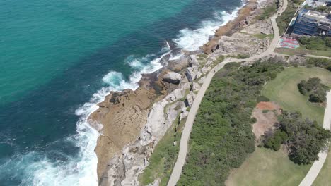 Luftbild-Von-Bondi-Nach-Bronte-Coastal-Walk-Am-Mackenzies-Point---Tamarama-Und-Bronte-Beach-In-Sydney,-NSW,-Australien
